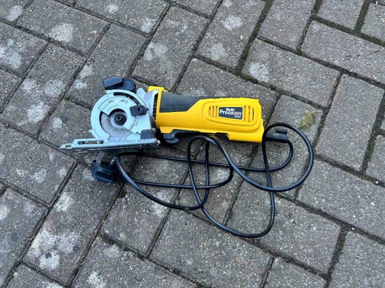 Wolf 600w corded plunge saw with Aluminium Mitre Base