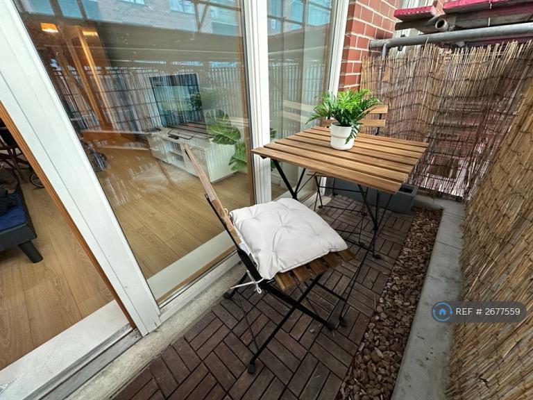 1 bedroom flat in Dyche Street, Manchester, M4 (1 bed) (#2677559)