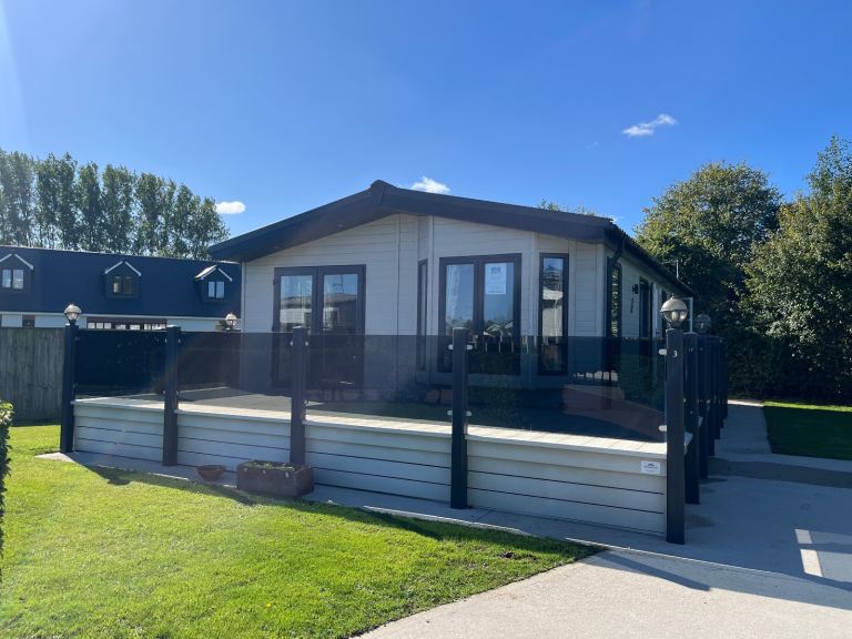 Atlas Lilac Lodge 40x20x2 bedroom