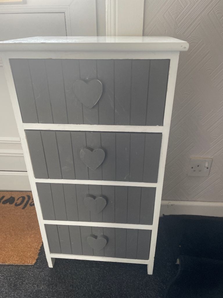 Small set of drawers