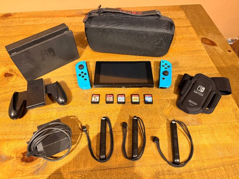 Nintendo Switch Console Bundle + 5 Games – Good Condition