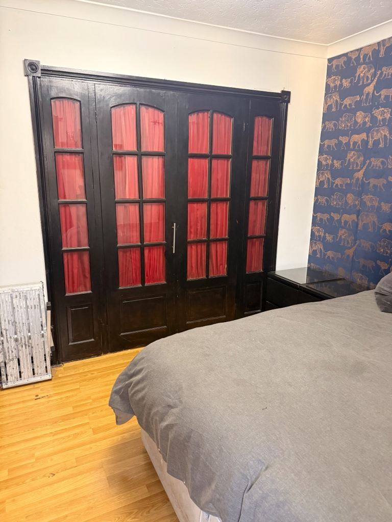Large double room to rent
