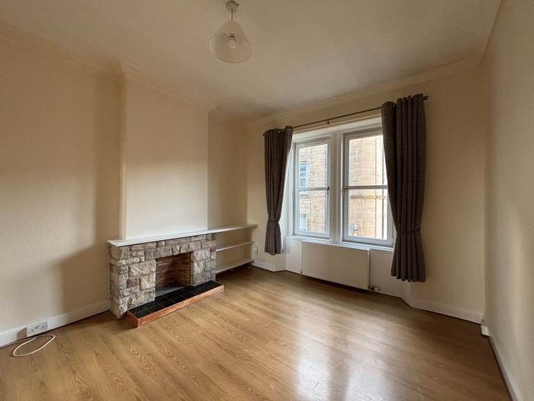 Town Centre refurbished two bedroom flat 