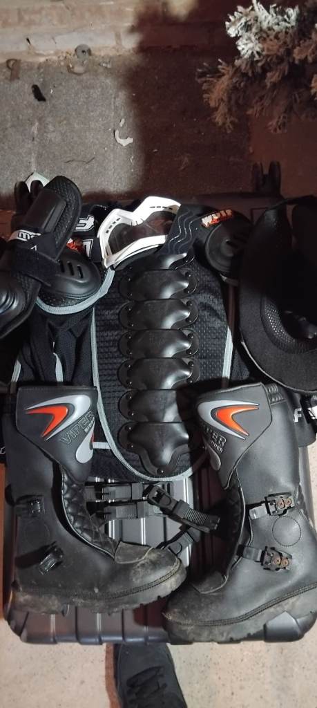 Size 2 kids motorcycle boots and armour