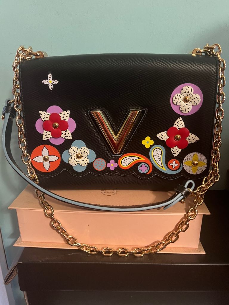 Ladies shoulder bag with blooming flower patch design