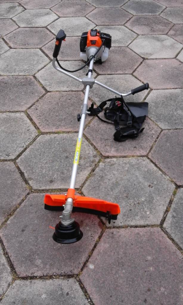 Petrol Strimmer / Brush Cutter – As Good As New Condition, Ready for Garden Work