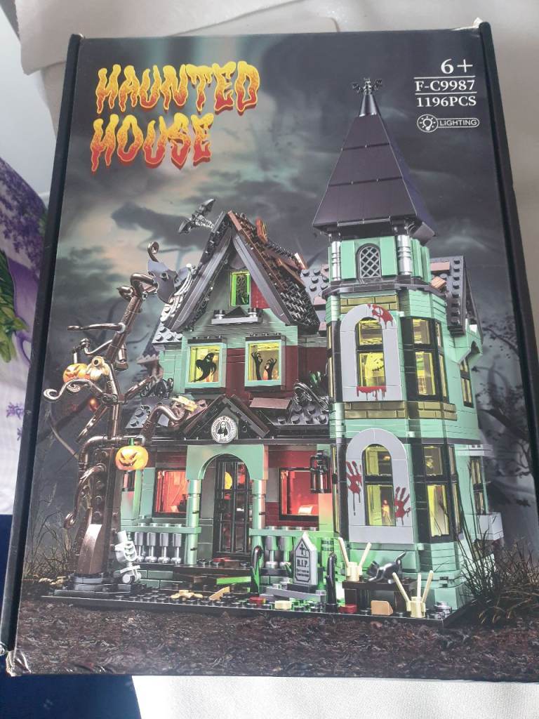 Building Bricks Haunted House Light Up Set - As Good As New (like lego)