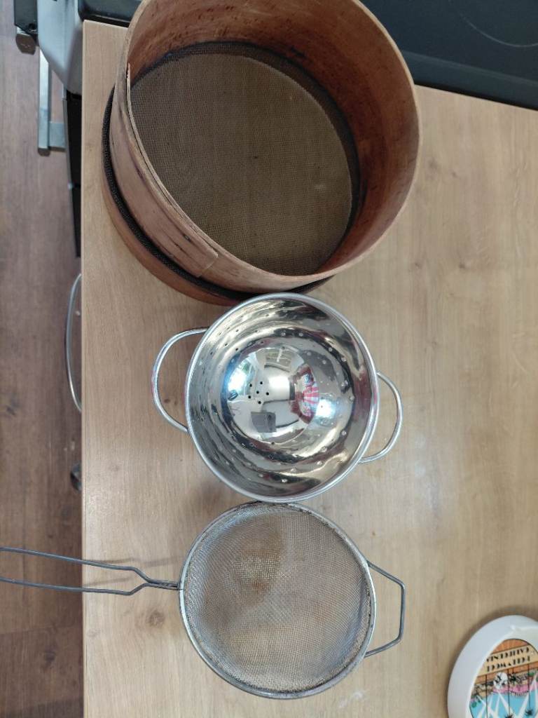 Kitchen Sieve and Colander Set – Good Condition