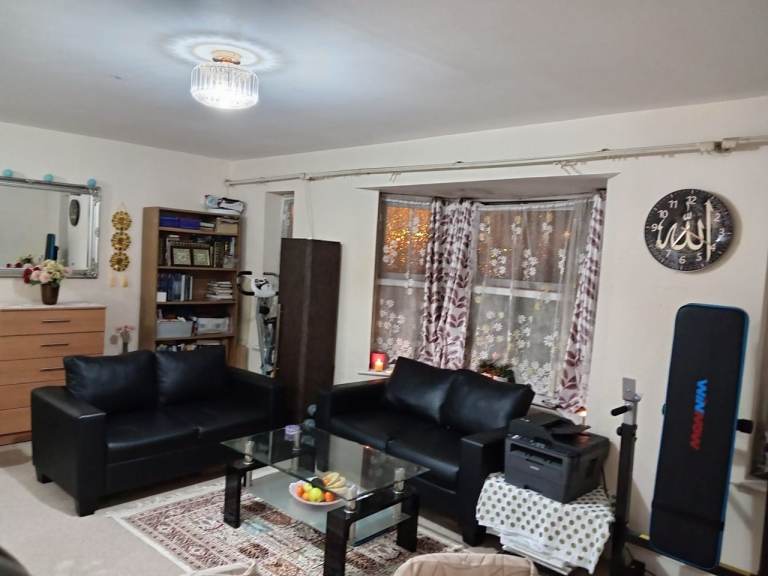 Spacious 2-Bed, 2-Bath Furnished Flat with access to Garden & Parking Near Woking railway station