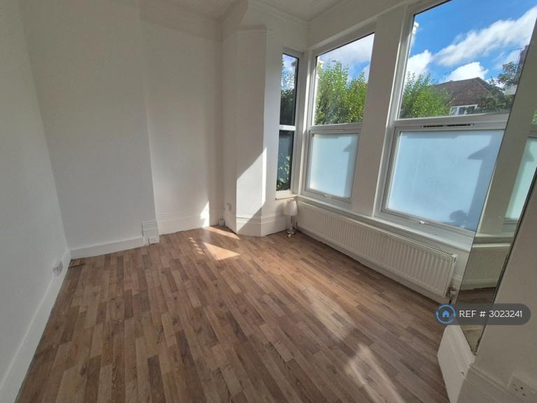 2 bedroom flat in Ferme Park Road, London, N8 (2 bed) (#3023241)