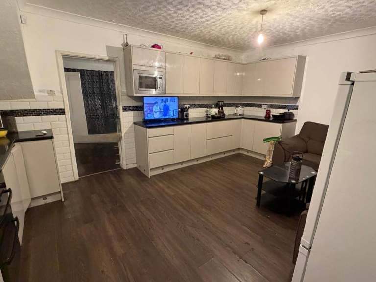 3 Bed House Coventry Near Coventry Building Society Stadium | COMPANY LET ALLOWED