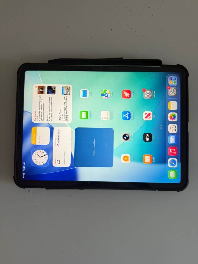 Ipad pro 12.9 inch 6th generation 128gb £480 with warranty