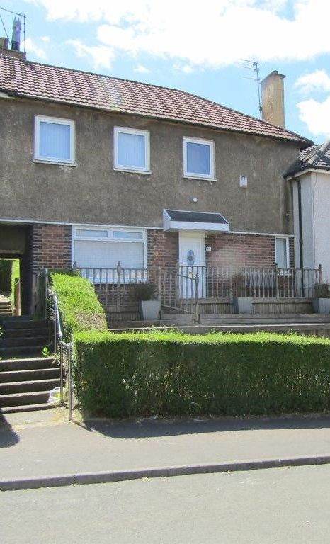 3-bedroom terraced house with front and rear gardens for rent