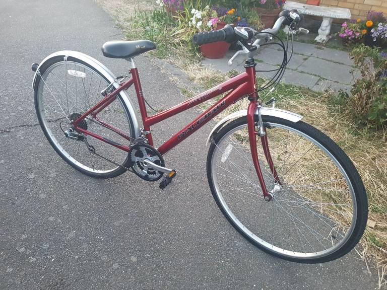 GIRLS RALEIGH HYBRID 700c WHEEL BIKE 17" FRAME IN GOOD WORKING ORDER