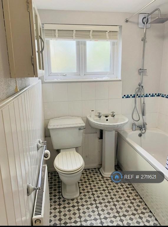 2 bedroom flat in Cumberland Avenue, Maidstone, ME15 (2 bed) (#2711621)