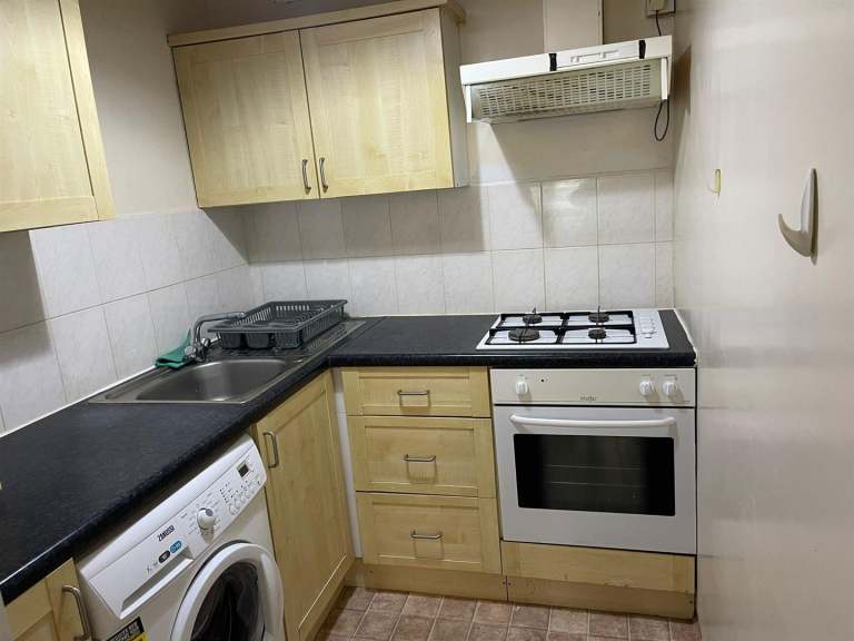 Studio flat in North Drive, Hounslow