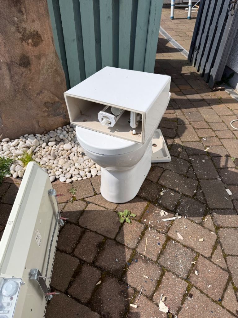 Toilet and cistern 