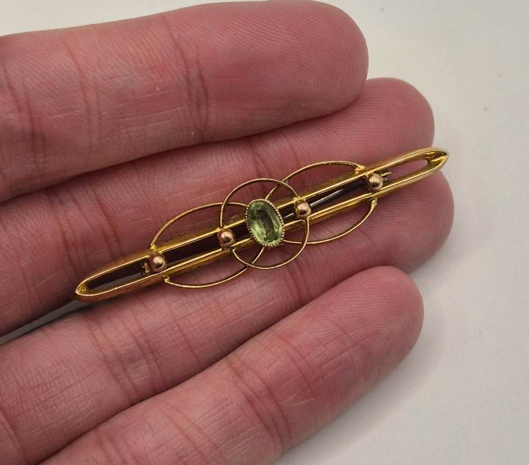 Antique 9ct yellow gold and peridot bar brooch