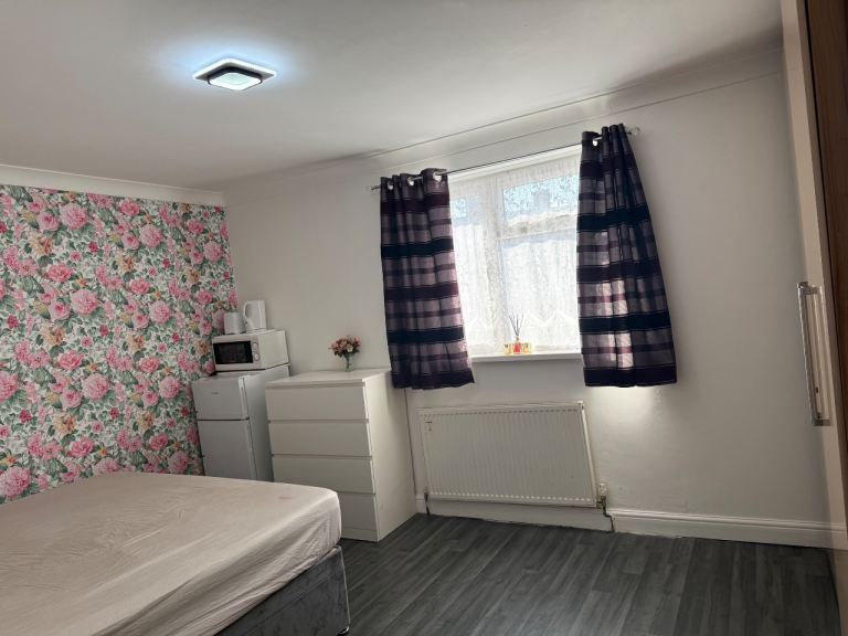 Large spacious double room near Heathrow 