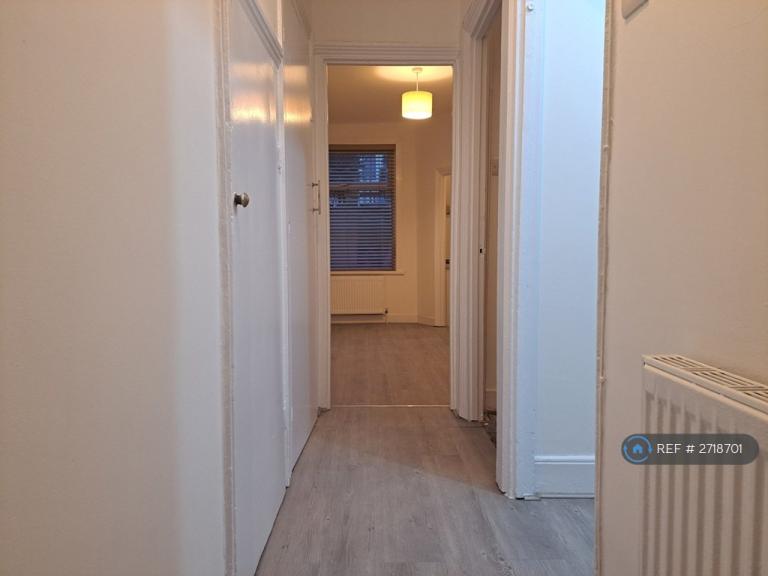 1 bedroom flat in Cambus Road, London, E16 (1 bed) (#2718701)