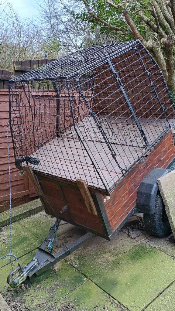 Small trailer with added cage compartment 