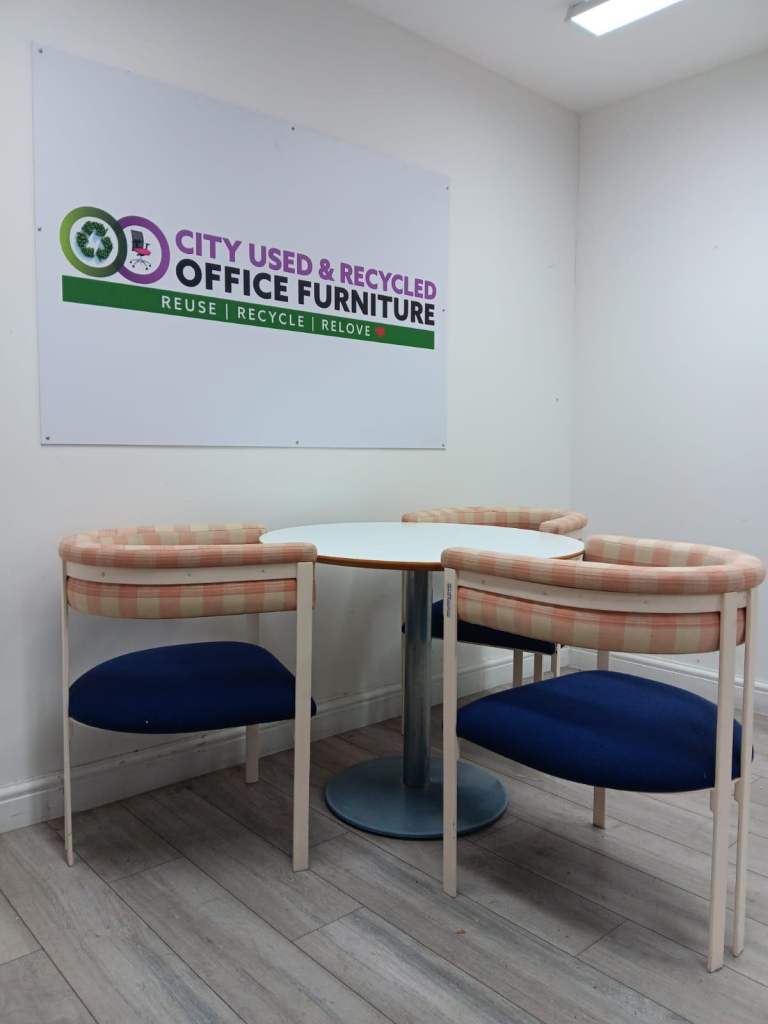 SET – Circular Table, White / Grey w/ 3 x Conference Chairs, Blue / Pink