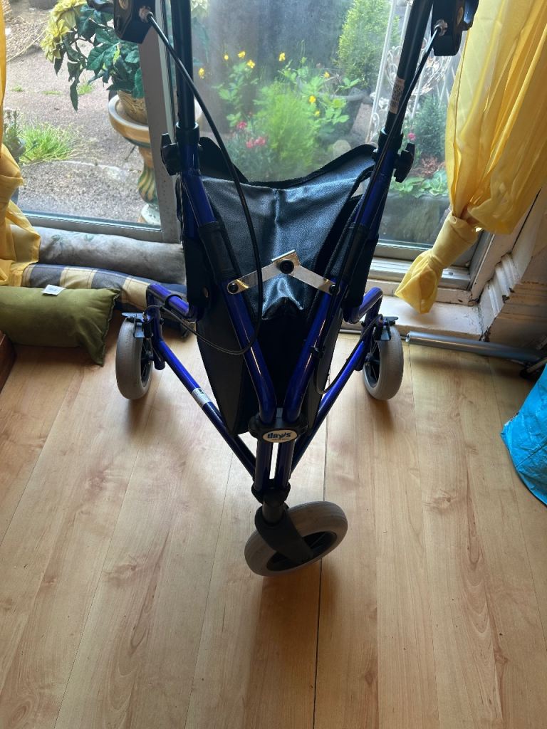 Three wheel Rollater ( new)