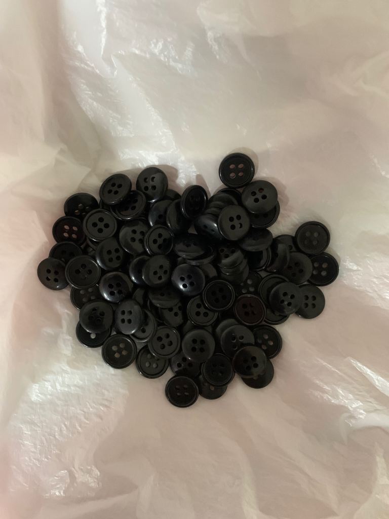 100 black 15 mm buttons