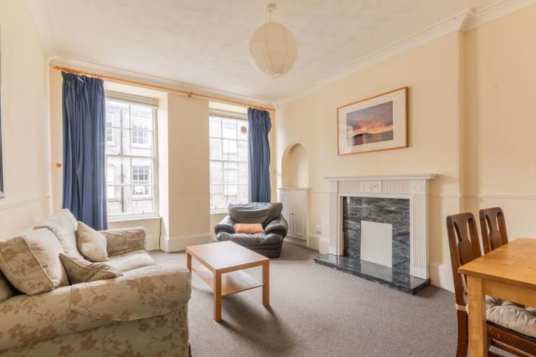 Very large, 2-bedroom, 3rd floor flat in Old Town – available July