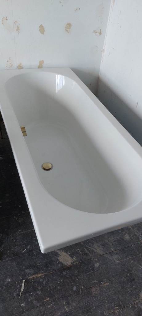 White Bathtub - New Condition, Ready for Collection