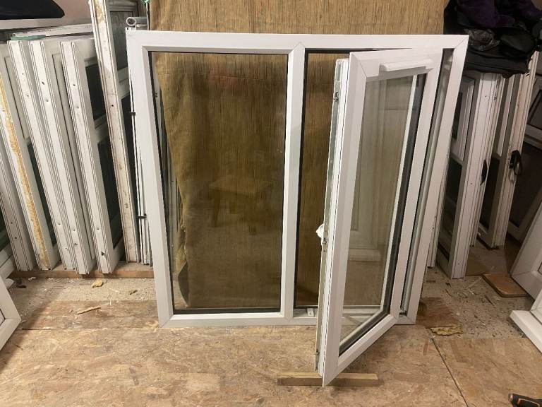 H 116 x W 110 cm - NICE UPVC DOUBLE GLAZED WINDOW **4 YEARS OLD**CLEAR THERMAL GLAZING (REF: SJ17)