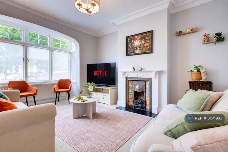 4 bedroom house in Chatsworth Avenue, London, SW20 (4 bed) (#3041983)