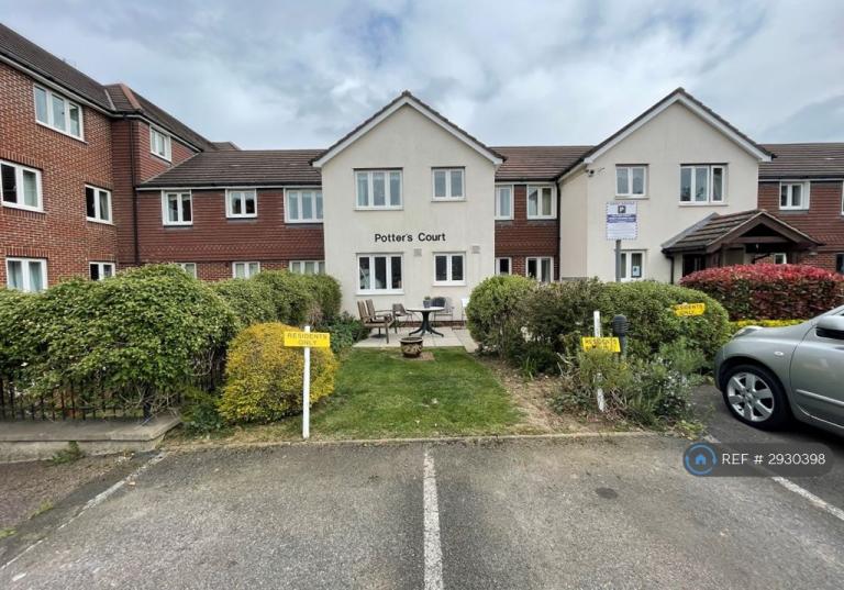 1 bedroom flat in Darkes Lane, Potters Bar, EN6 (1 bed) (#2930398)
