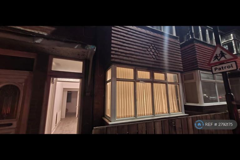 2 bedroom flat in Thompson Road, Sunderland, SR5 (2 bed) (#2792175)