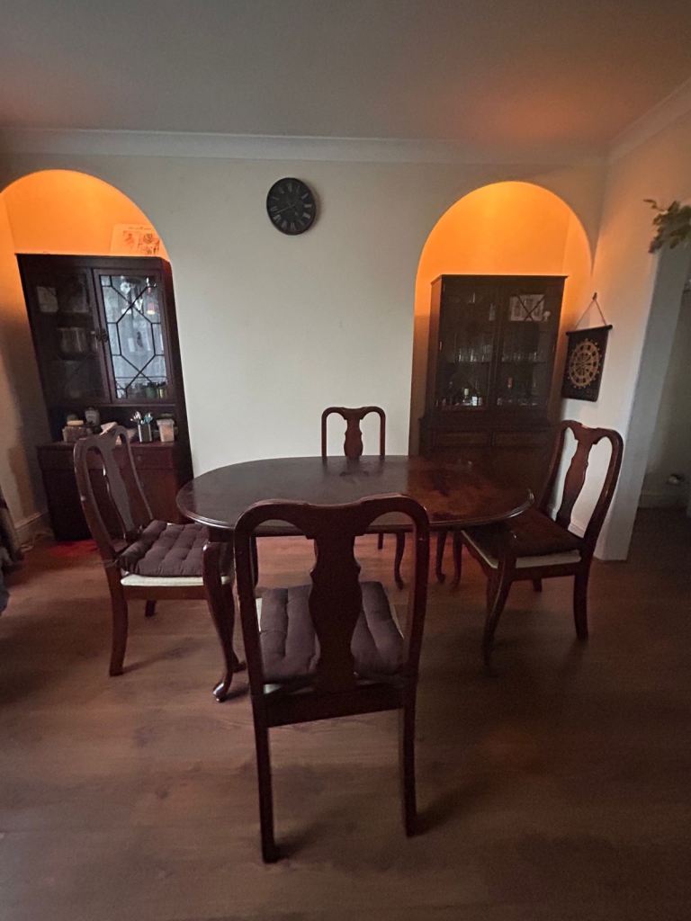 Dining table & 4 chairs set in good condition 