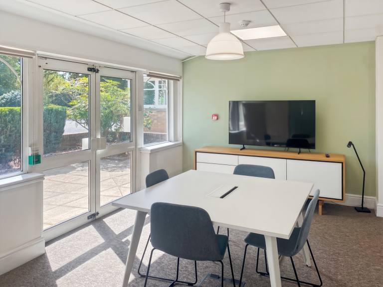 Worcester - WR5 2ZX \ Private Office with 4 Desks