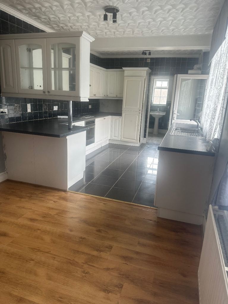 Spacious 3 bedrooms semi detached house 