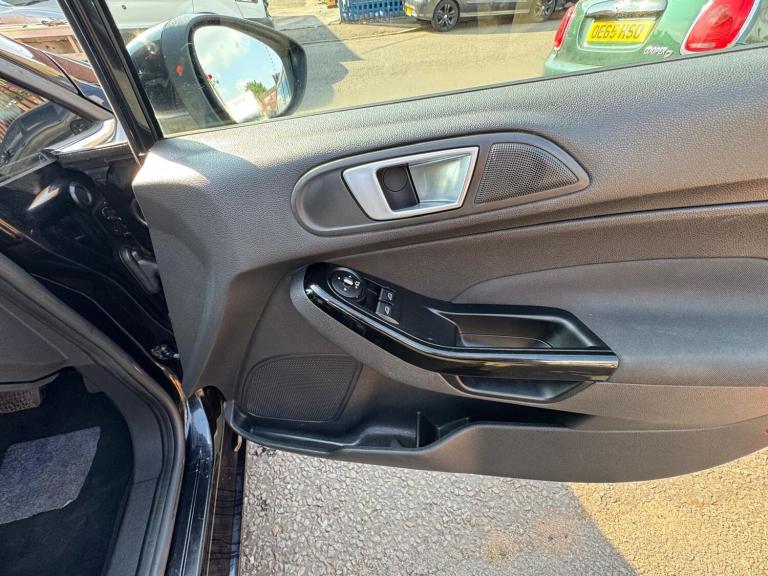 2012 Ford Fiesta 1.6 Titanium 5dr Powershift HATCHBACK Petrol Automatic