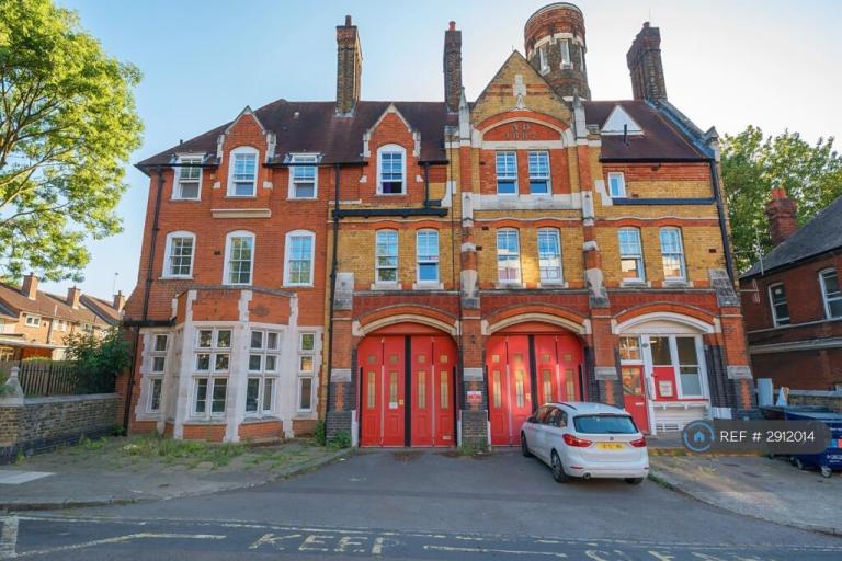 1 bedroom flat in Sunbury Street, London, SE18 (1 bed) (#2912014)