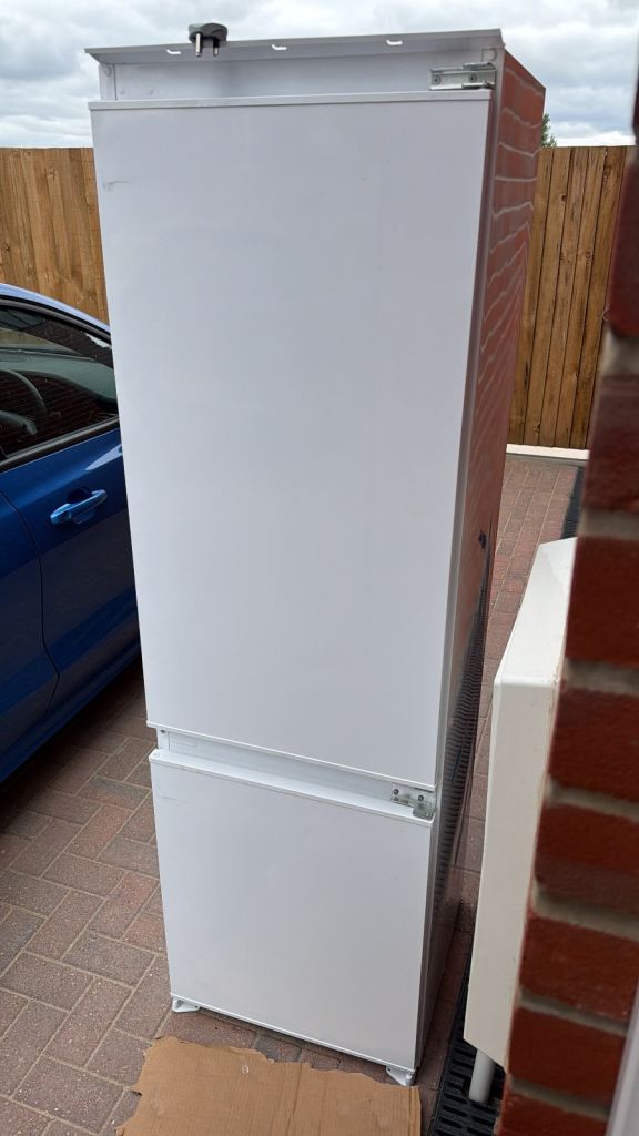 Fridge freezer 6 months old comes with the manuel 