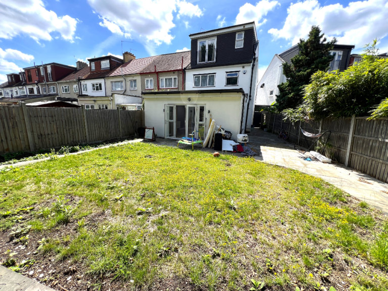 Excellent 6 bedrooms House with converted conservatory of one bedroom flat near Redbridge Station 