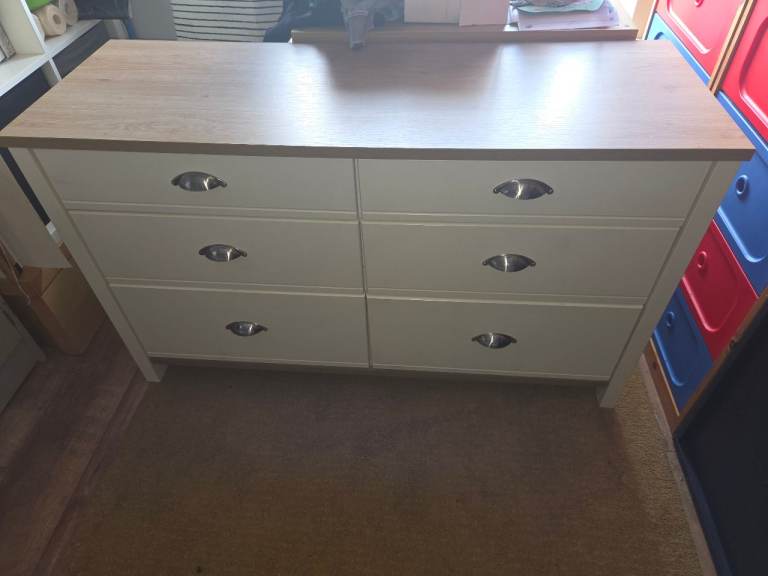 Chest of drawers