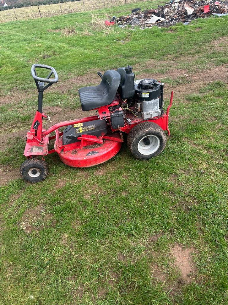 Snapper ride on mower starts runs cuts   needs tlc £250