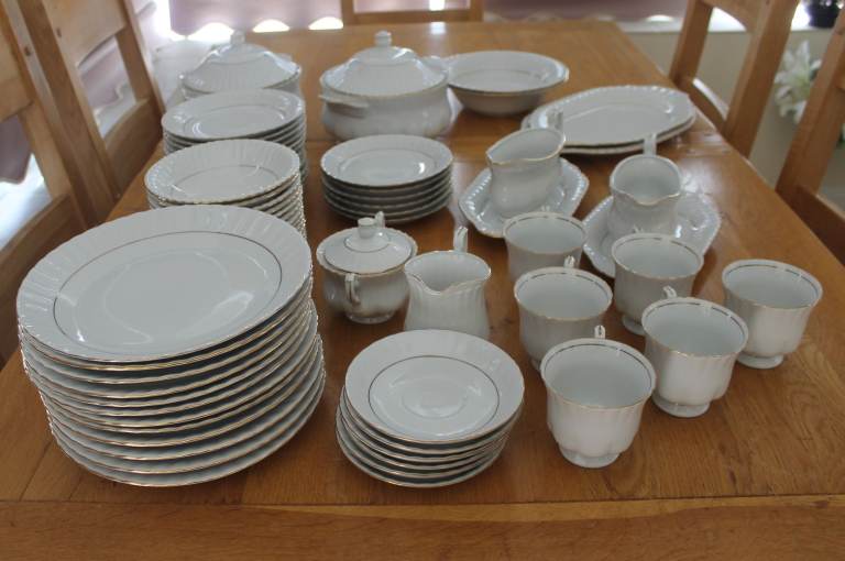 Beautiful vintage Chodzież porcelain dinner/tea set – made in Poland