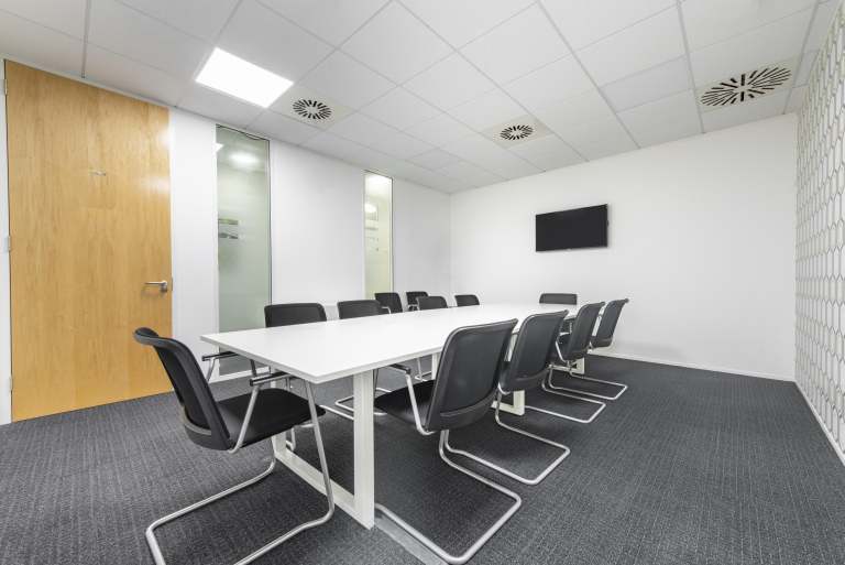 Portsmouth - PO63EZ \ Customisable Large Office for Rent