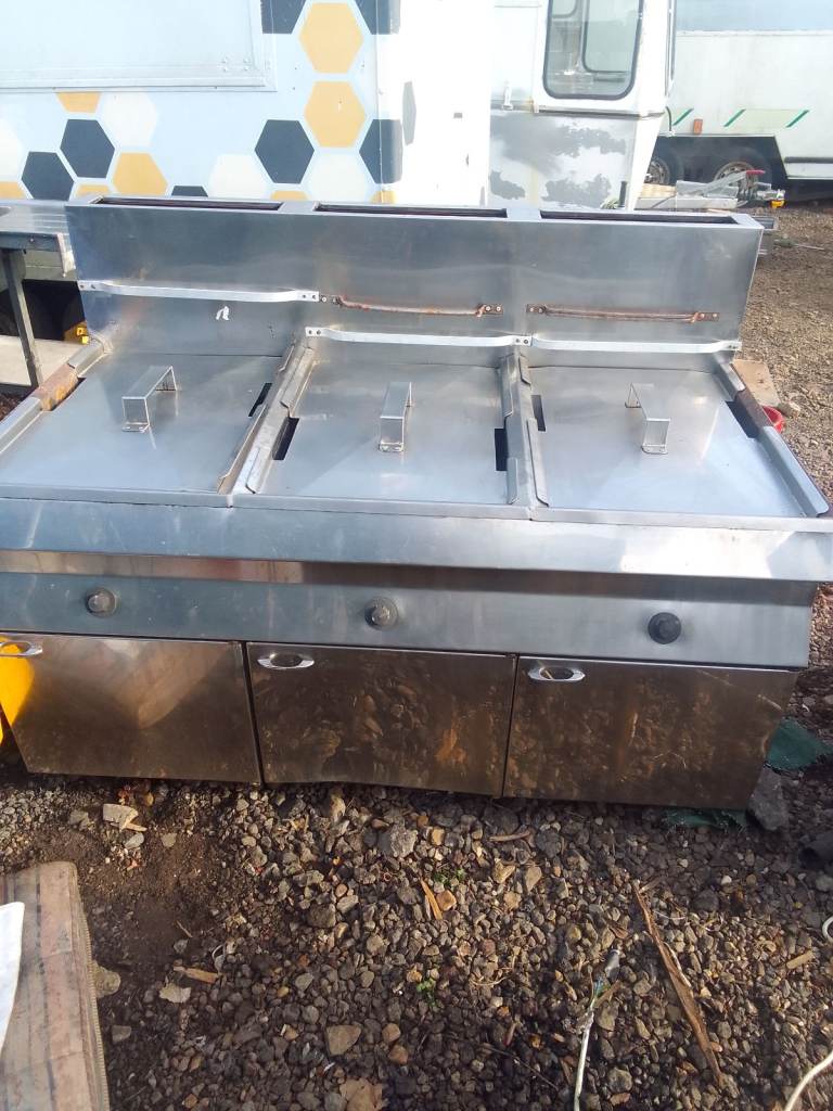 Catering equipment commercial lpg triple tank gas fryer restaurant trailer pub item