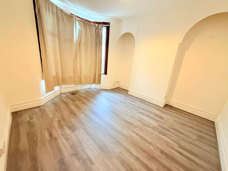 Beautiful Three Bedroom Terraced House to let on Highbury Gardens Seven Kings IG3,