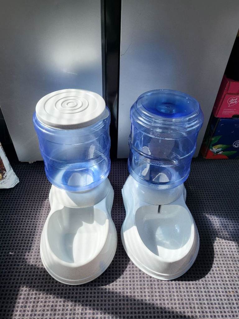 Large pet food and water dispenser - 2.5gallons