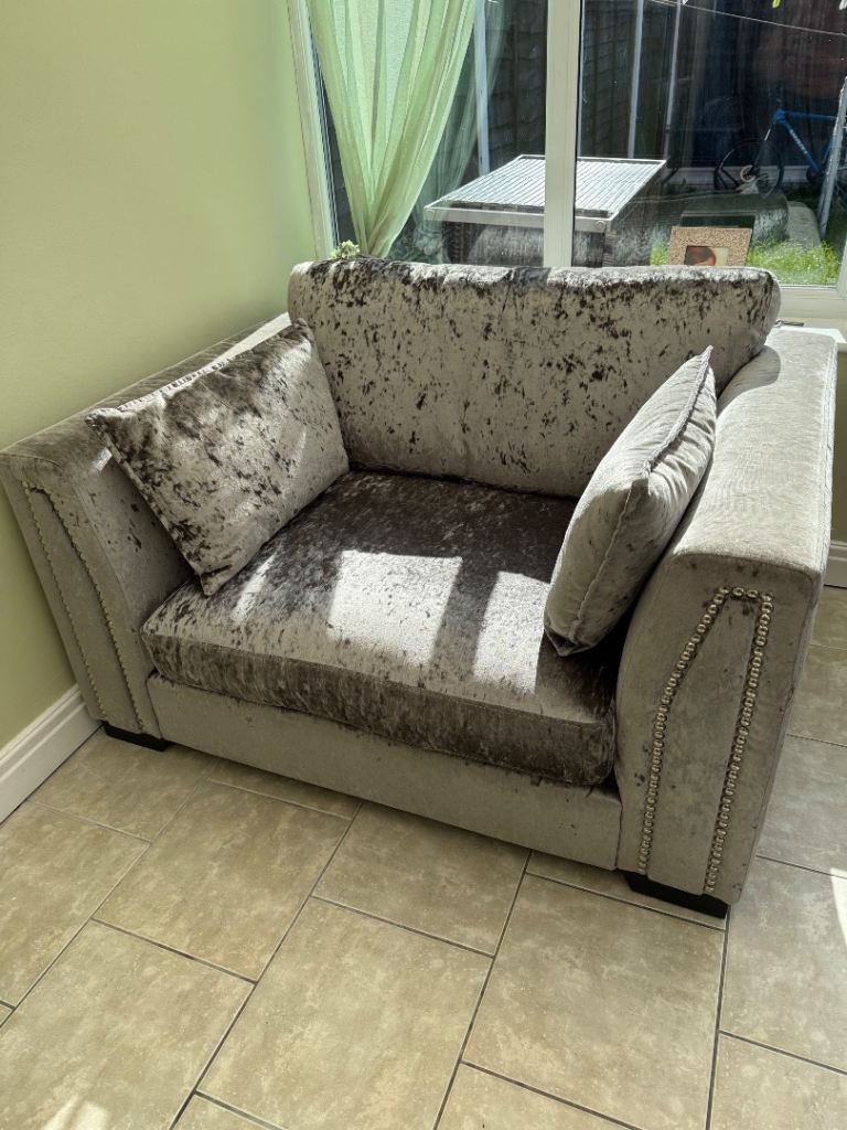 Crushed velvet love chair
