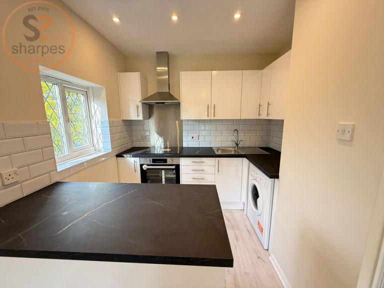 1 bedroom flat in Heathfield Drive, Mitcham, Surrey